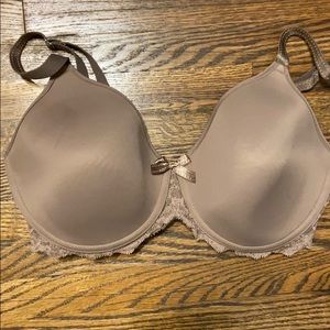 Never worn Chantelle bra size 32DD, no tags